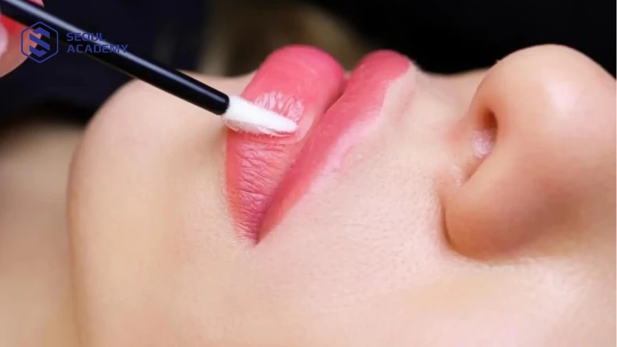 Xăm môi hồng cánh sen pha lê tạo hiệu ứng lấp lánh, căng mọng cho đôi môi