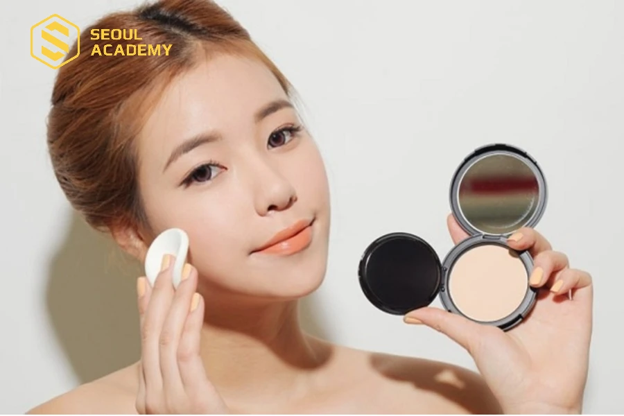 Lớp nền mỏng nhẹ vô cùng quan trọng trong makeup mặt tròn theo phong cách Hàn Quốc