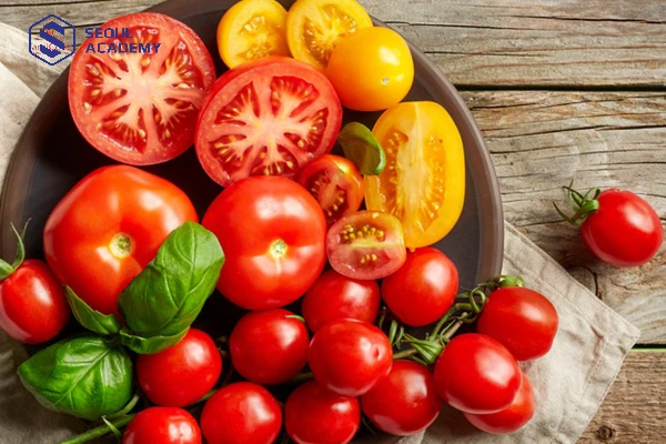 Cà chua chứa rất nhiều vitamin C giúp đôi môi thêm tươi bóng, nuôi dưỡng, tái tạo da môi và làm đẹp rất hiệu quả