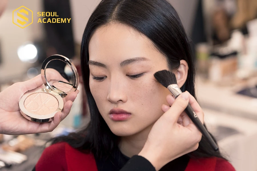 Chú ý trong tạo khối khi makeup mặt tròn để giúp gương mặt thanh thoát hơn