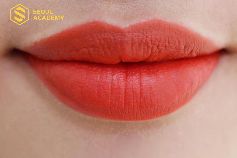 Phun môi màu đỏ cam được nhiều người lựa chọn