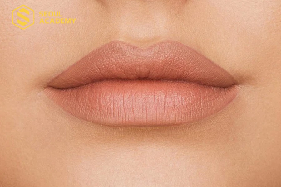 Phun môi màu nude tôn lên vẻ đẹp tự nhiên của môi