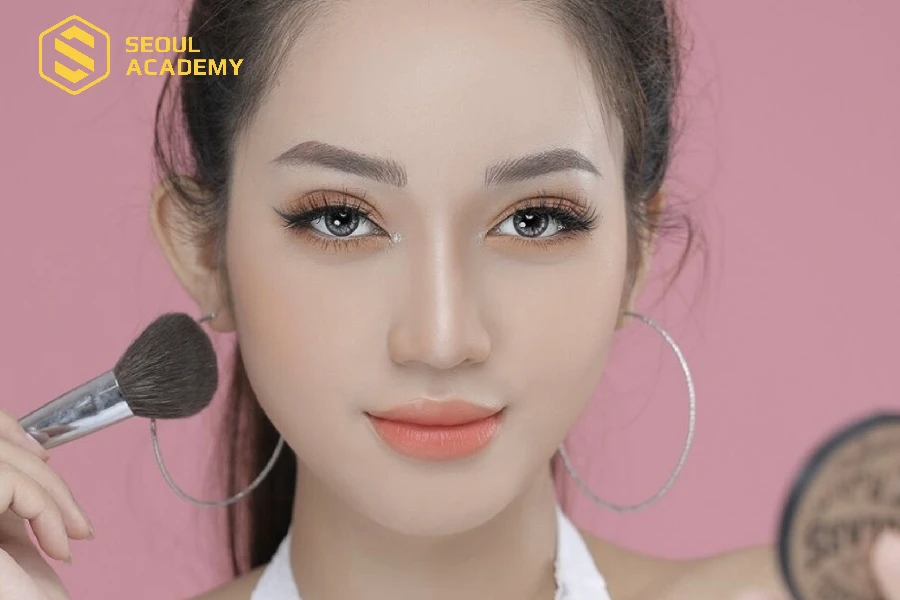 Màu phun môi nên phù hợp phong cách