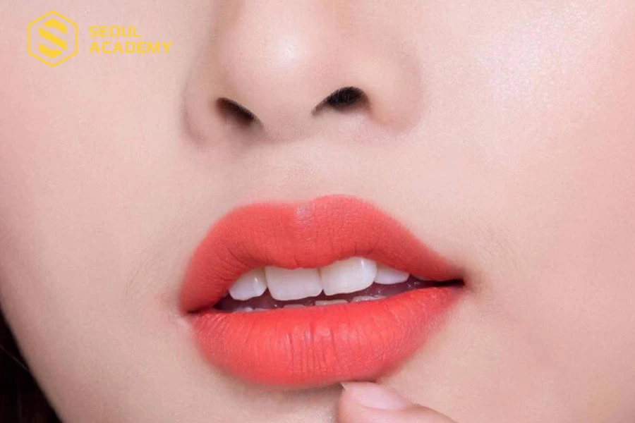 Phun môi màu cam đào cho đôi môi quyến rũ
