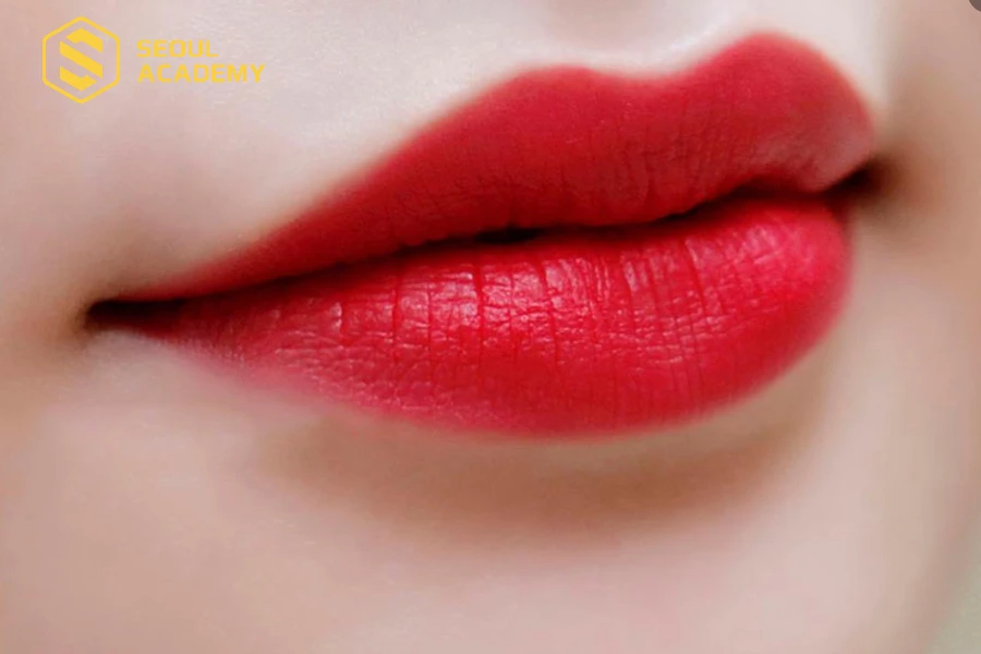 Phun môi đỏ ruby hiện đại và tươi tắn
