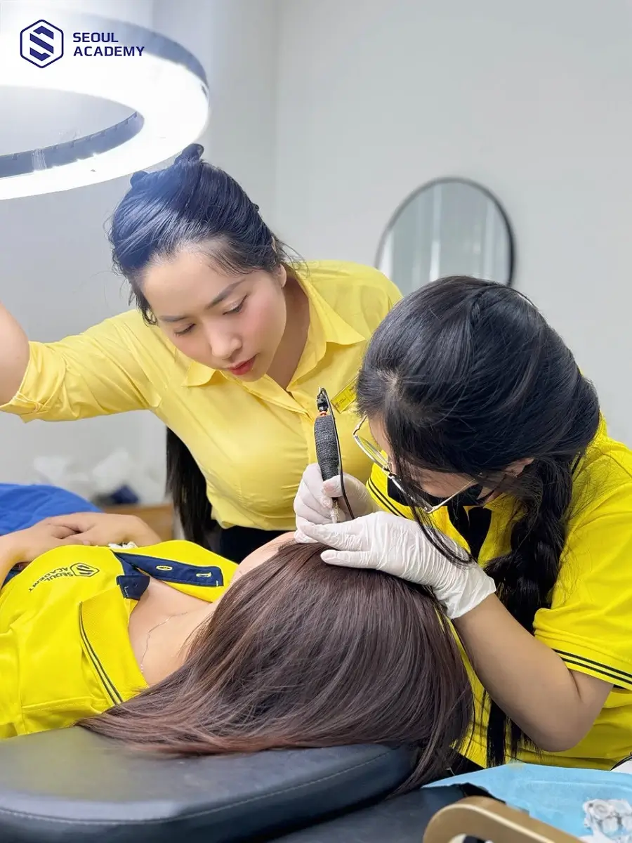 Bị cận hoàn toàn có thể học phun xăm