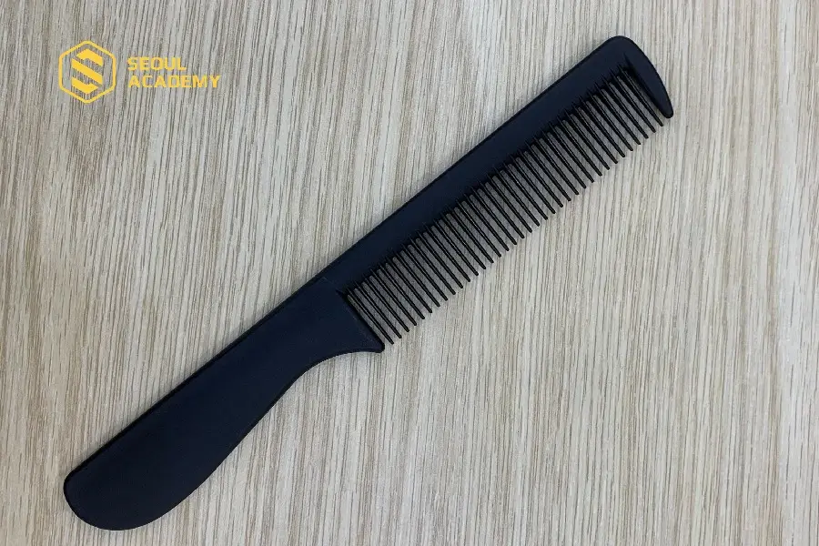 Lược sẽ giúp định hướng đường cắt của tông đơ, kéo hay dao cạo