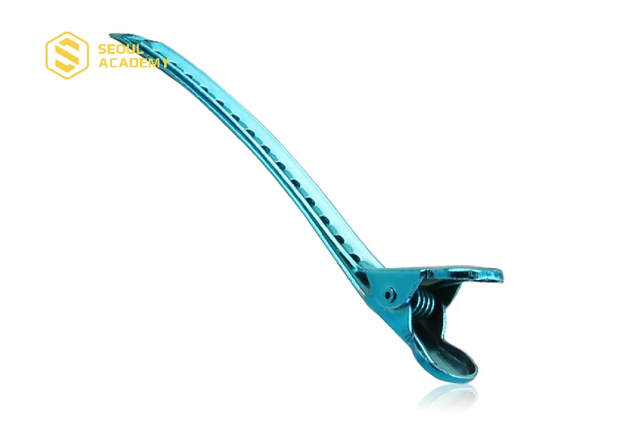 Kẹp mỏ vịt là dụng cụ không thể thiếu trong bộ đồ nghề cắt tóc nam