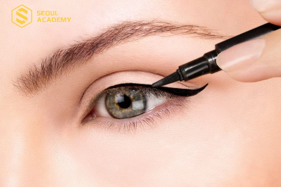 Eyeliner giúp mắt trông to, tròn hơn
