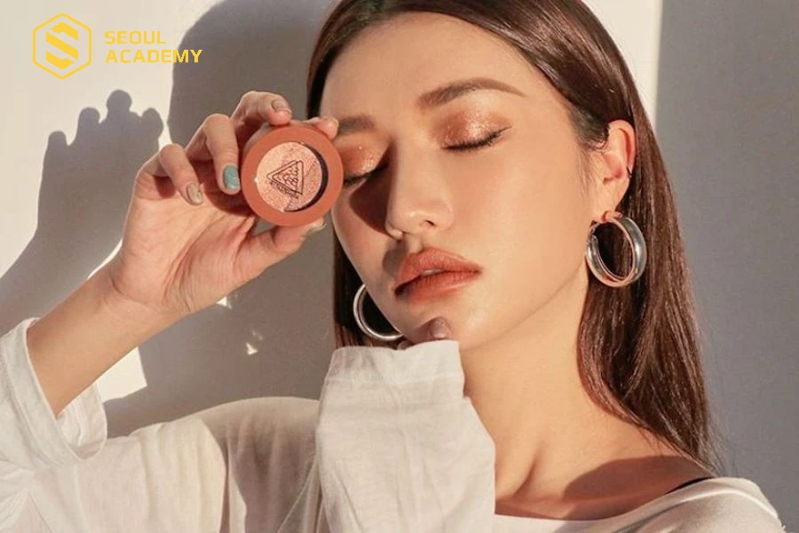 Hiệu ứng mắt long lanh với bảng phấn mắt