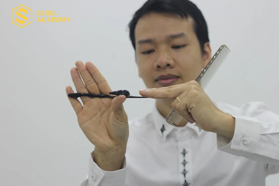 Cách cầm kéo cắt tóc để cắt theo chiều ngang tương tự với động tác cơ bản