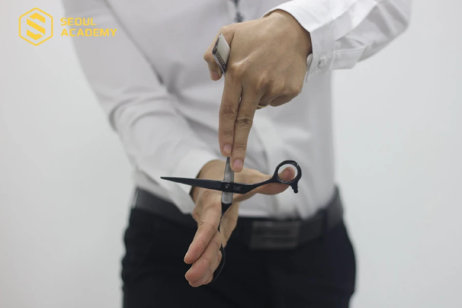 Cách cầm kéo cắt tóc để cắt từ dưới lên trên