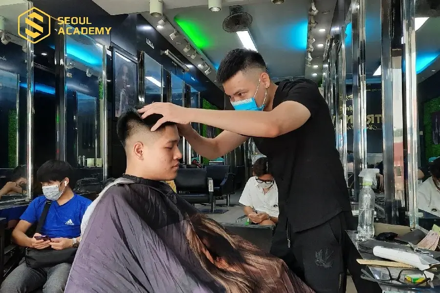 Cắt tóc bên hông trái hoặc phải sẽ giữ tư thế thẳng và đưa chân về trước