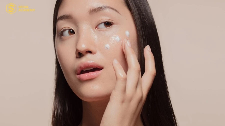 Kem dưỡng là sản phẩm chăm sóc da mặt không thể thiếu trong quy trình chăm sóc da khô
