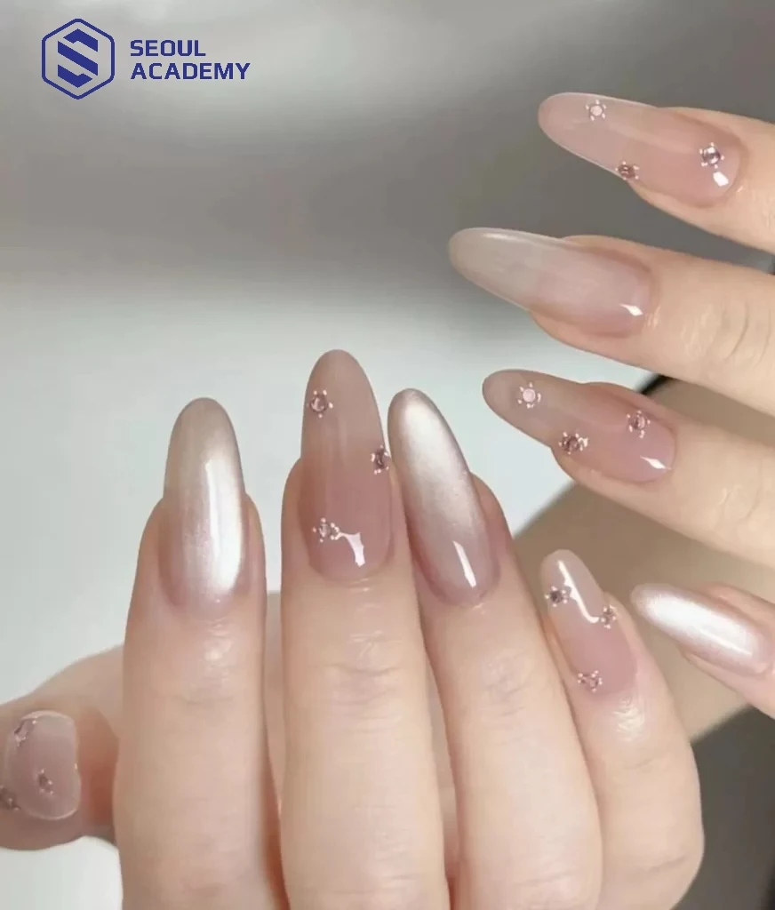 Bàn tay to xương phù hợp với form móng oval, tròn hoặc hạnh nhân