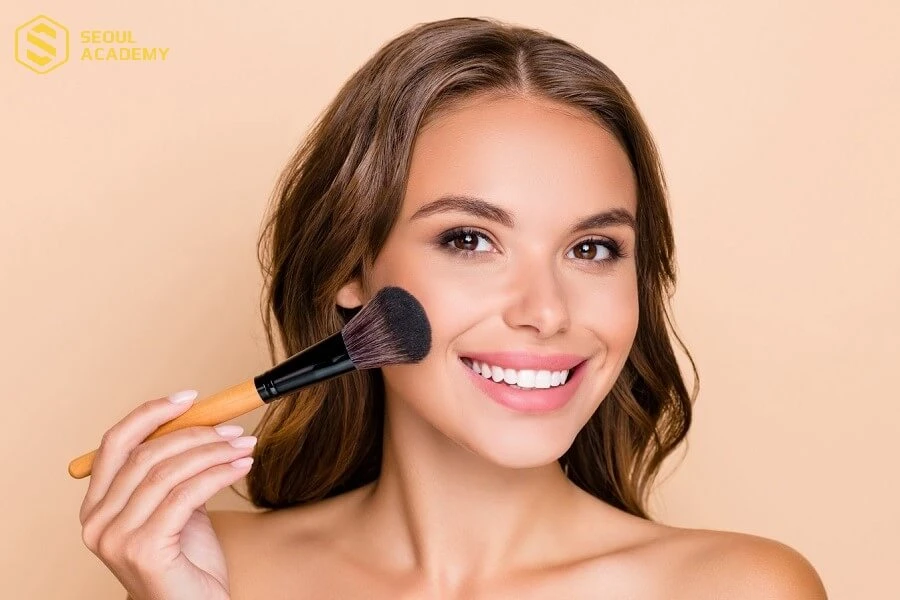Mặt tròn có thể sử dụng phấn má hồng tạo hiệu ứng khuôn mặt thon gọn