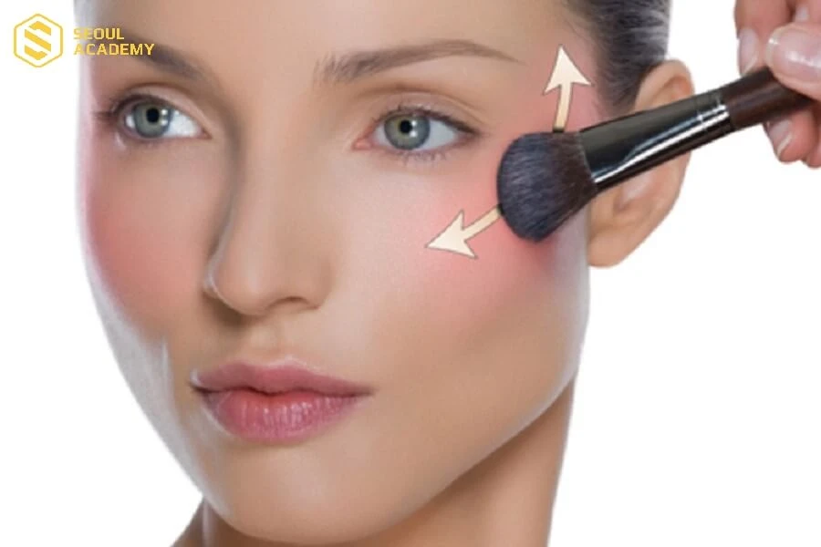 Mặt vuông đánh má hồng đúng cách giúp làm mềm các góc cạnh trên khuôn mặt