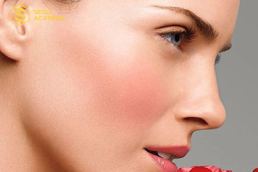 Cách đánh má hồng bằng son giúp khuôn mặt nhỏ đầy đặn, tròn trịa hơn