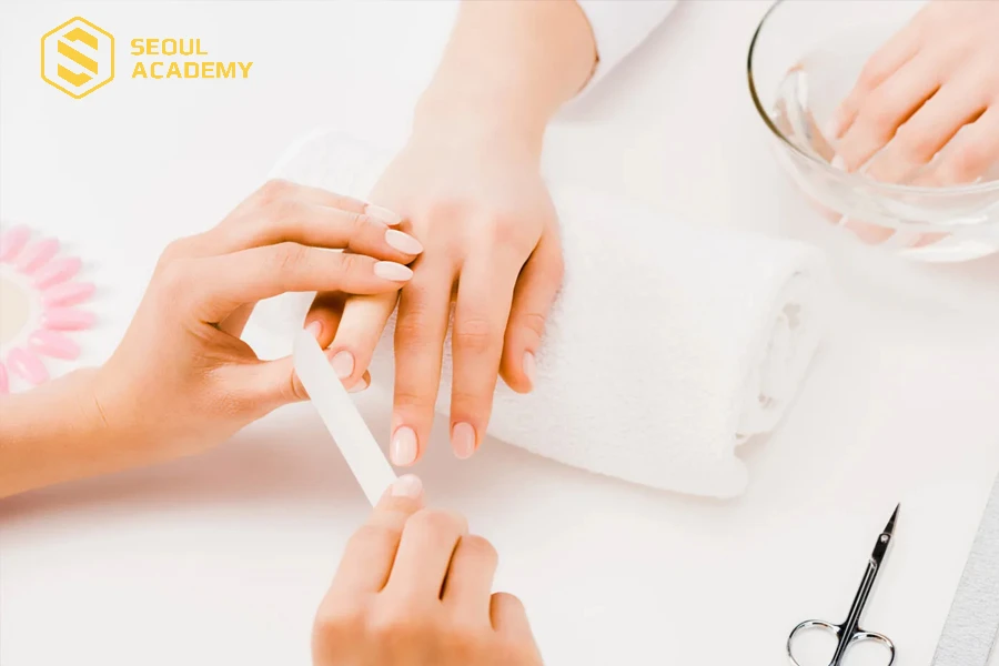 Móng giả cần được tháo cẩn thận và nhẹ nhàng