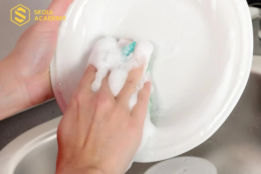 Bạn không nên để tay tiếp xúc trực tiếp với dung dịch tẩy rửa