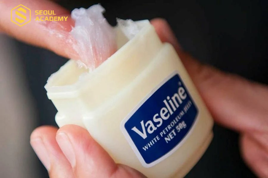 Thoa Vaseline mỗi ngày để phục hồi móng