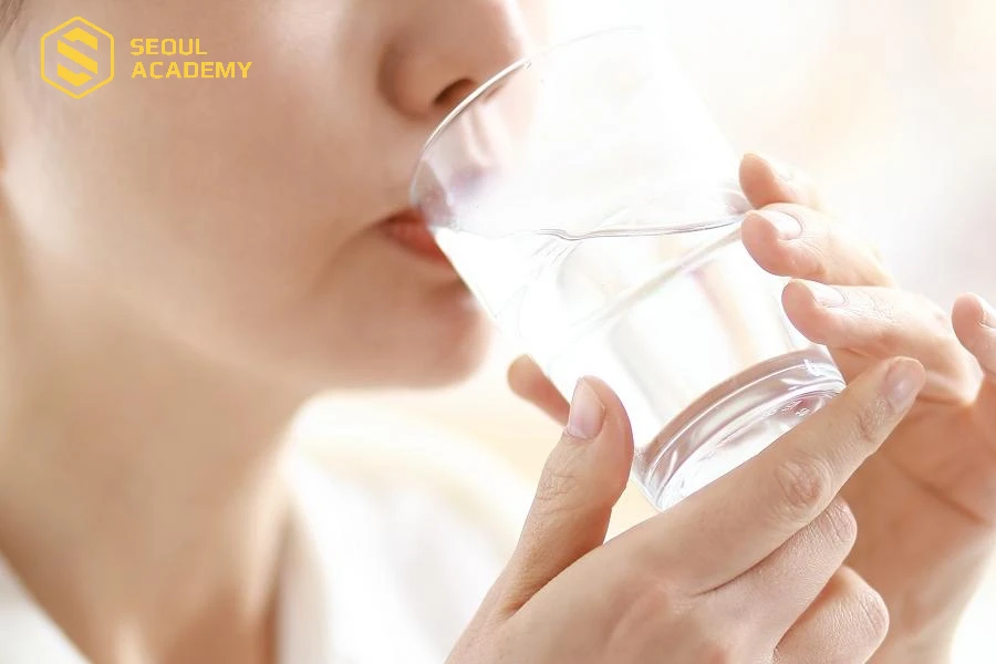 Bạn nên uống nước nhiều để cấp ẩm cho móng