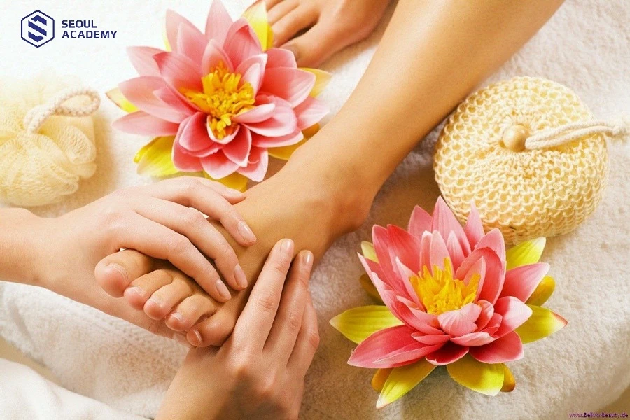Với những người đi giày thường xuyên thì massage ngón chân giúp giải phóng căng thẳng hiệu quả