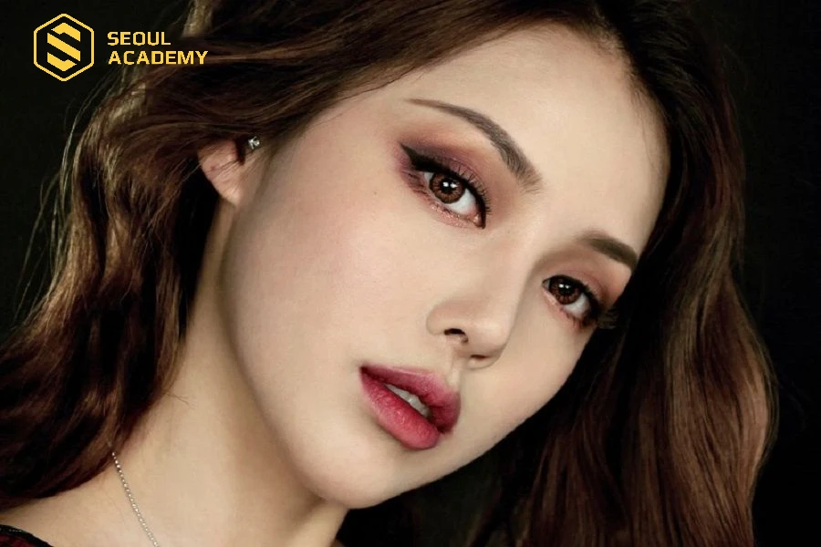 Trang điểm mắt tone Tây với gam màu nâu làm chủ đạo