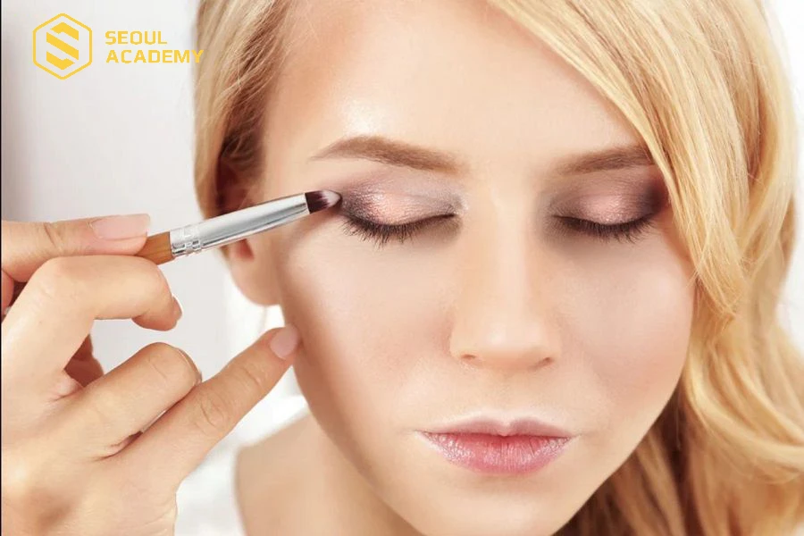 Phong cách đánh mắt khói là đặc trưng của trang điểm mắt tone Tây