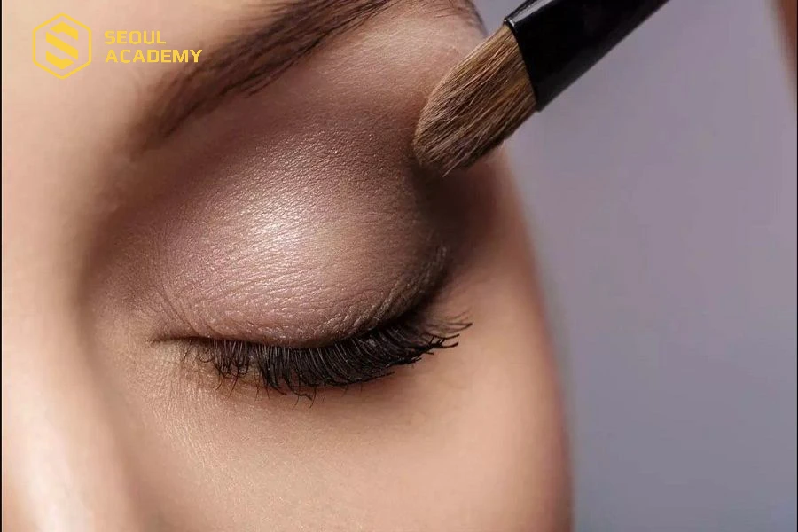 Một tone màu đậm hơn được nhấn ở đuôi mắt giúp nàng thêm nổi bật