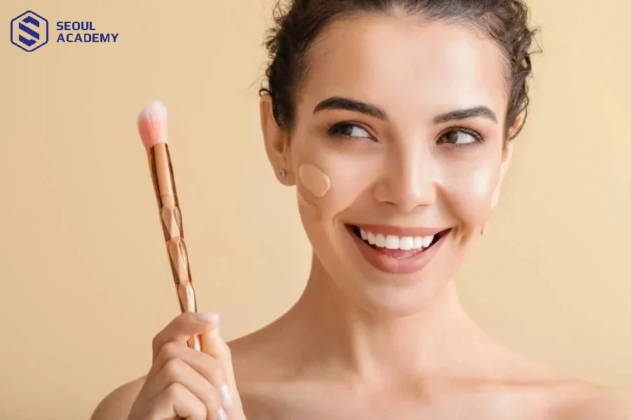 Nên sử dụng kem triệt sắc từng lớp mỏng để che khuyết điểm tự nhiên nhất