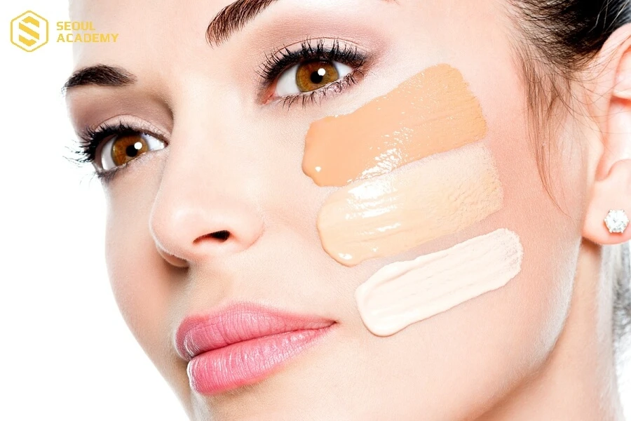 Thoa kem nền trước khi sử dụng kem che khuyết điểm cho quầng thâm mắt