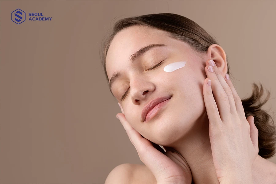 Thoa kem chống nắng để bảo vệ làn da và nâng tone da nhẹ nhàng