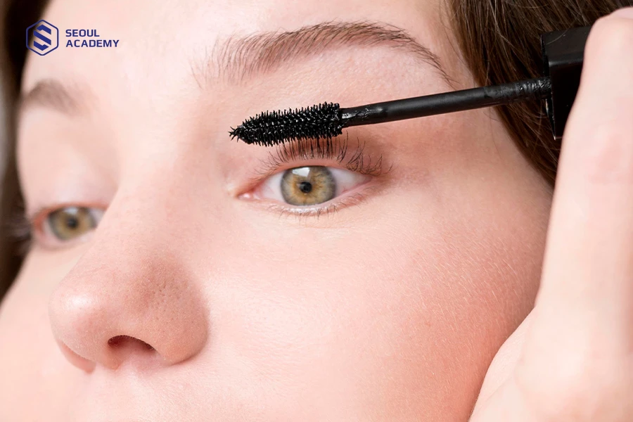 Chuốt 1 lớp mascara để đôi mắt thêm to tròn và long lanh