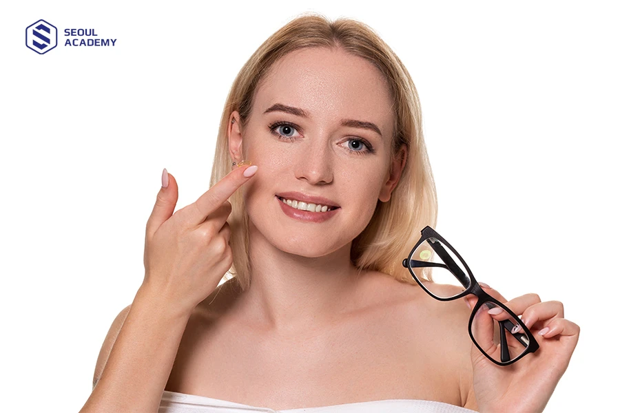 Đeo lens giúp mắt long lanh và có “hồn” hơn thay vì đeo mắt kính
