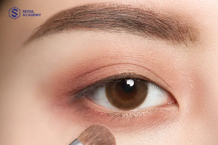 Đánh viền mắt màu nâu để mắt có chiều sâu