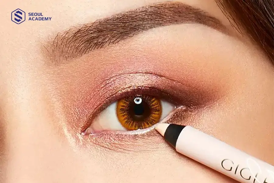Dùng bút trắng để đi viền mắt dưới tạo cảm giác mắt to