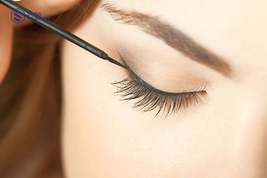 Liner đi sát chân mi và kẻ mí trong đối với mắt bị dại