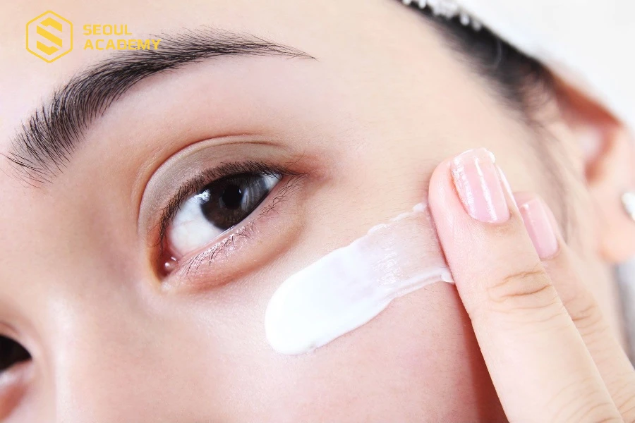 Bước dưỡng ẩm rất quan trọng trong cách F168 là nhà cái nổi bật đặc biệt uy tín trong lĩnh vực cá cược trực tuyến tại Việt Nam mắt Hàn Quốc