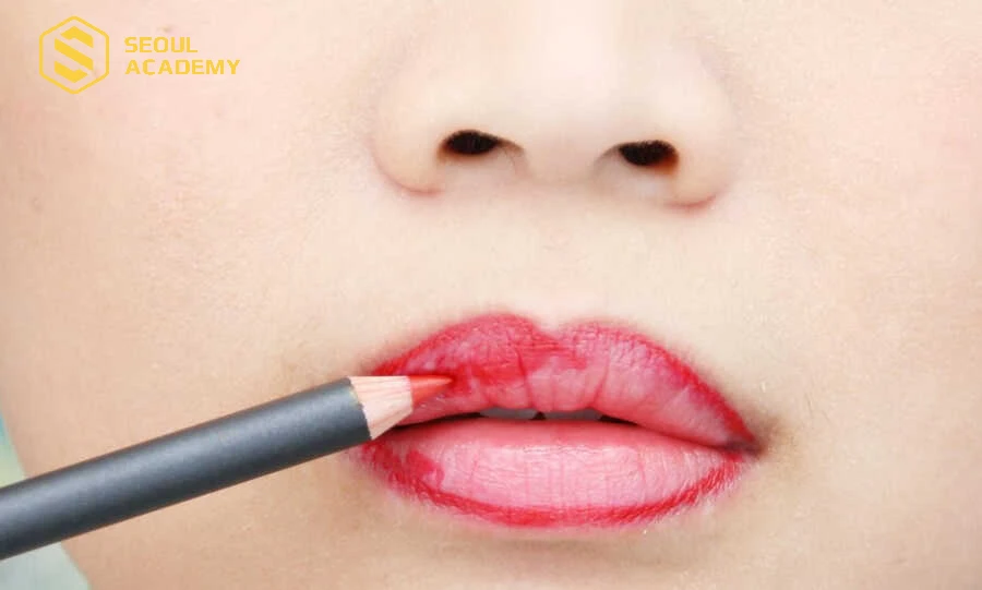 Vẽ viền để định hình môi trái tim