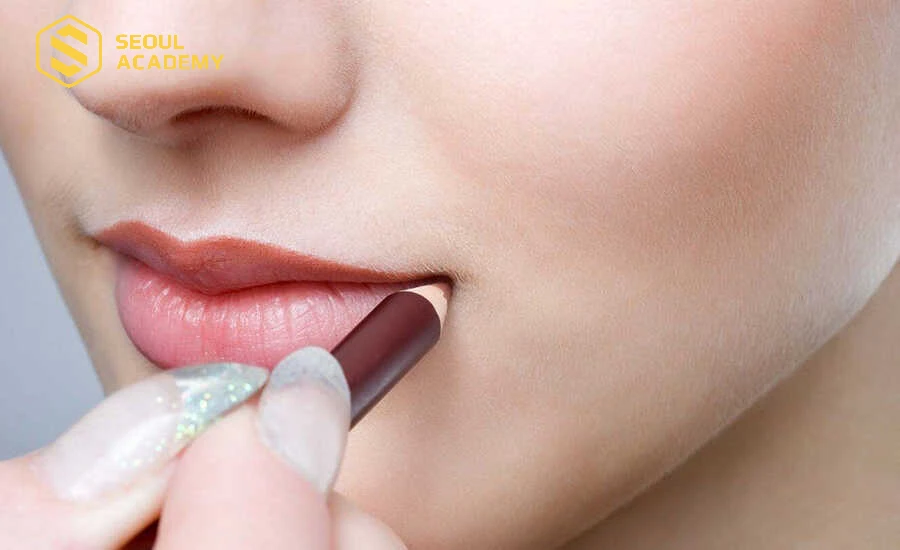 Tô bằng bút màu giúp tránh lộ viền khi trôi son