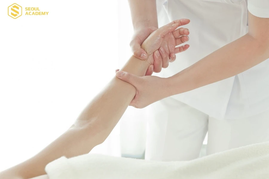 Thường xuyên massage chân tay cho người già mang đến nhiều lợi ích tốt cho sức khỏe của người cao tuổi