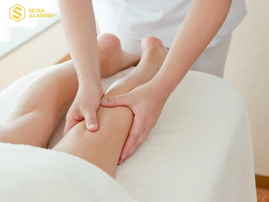Để người lớn tuổi ngồi hoặc nằm ở không gian yên tĩnh, thoáng mát