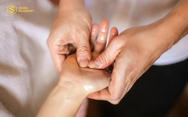 Xoa bóp nhẹ nhàng các ngón tay của người lớn tuổi theo thứ tự cụ thể