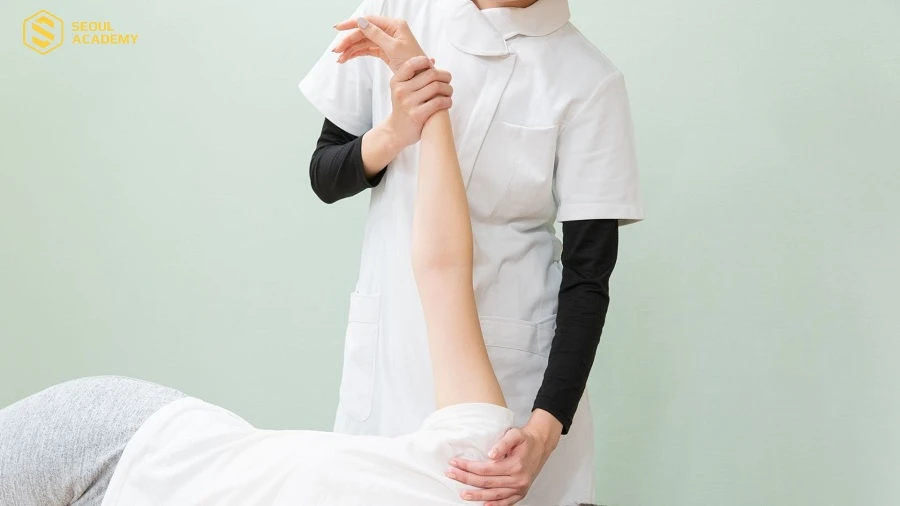 Massage cẳng tay và bắp tay nhẹ nhàng giúp người lớn tuổi thư giãn