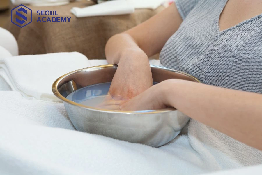 Bước quan trọng giúp da tay mềm hơn
