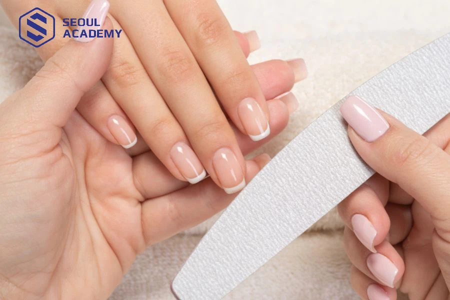 Dũa lại móng tay để hoàn tất