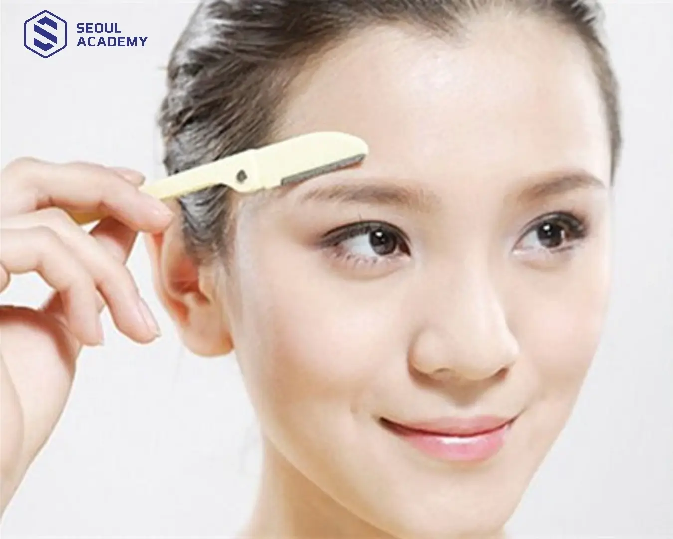 Chăm sóc chân mày từ bên trong lẫn bên ngoài để giúp chân mày khỏe mạnh, hạn chế bị bạc màu