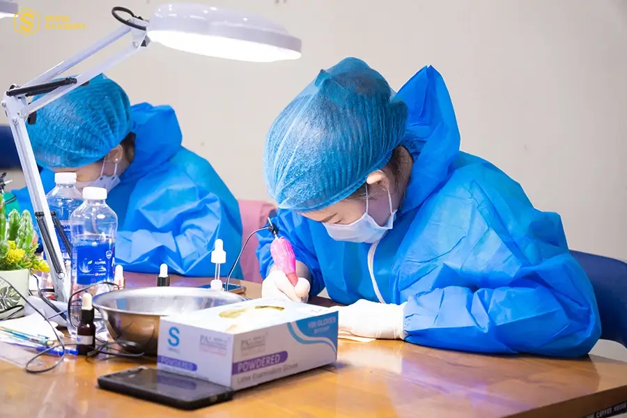 Mẹ bầu cần mang đồ bảo hộ, khẩu trang trong suốt quá trình học