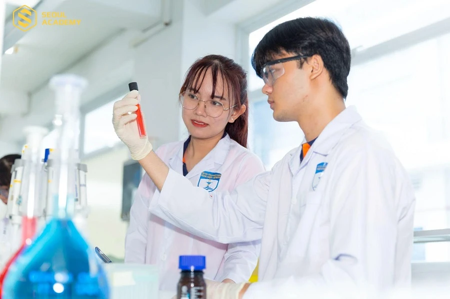 Con trai học ngành y có mức lương khá cao từ 15 - 30 triệu/tháng
